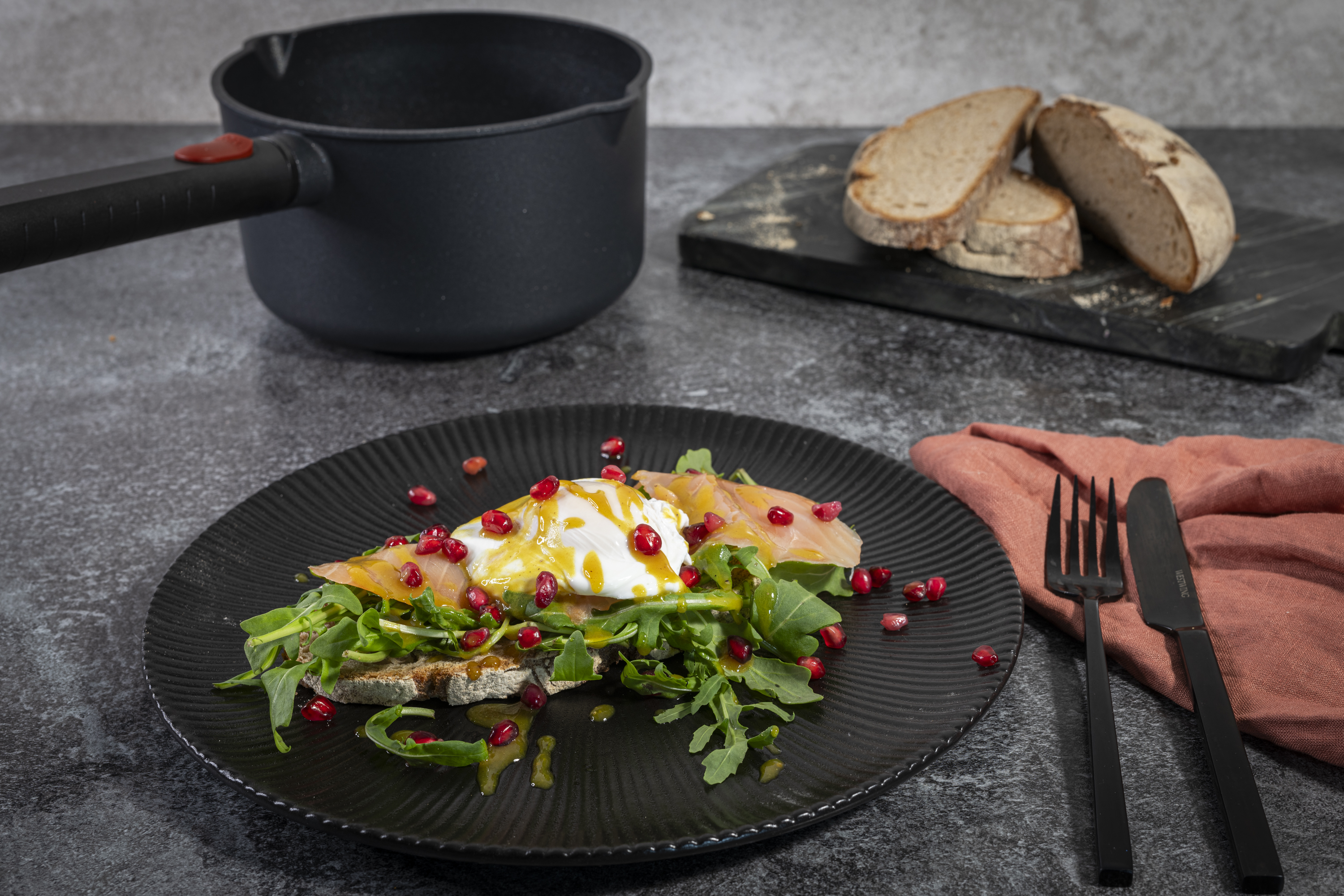Pochiertes Ei auf Brot