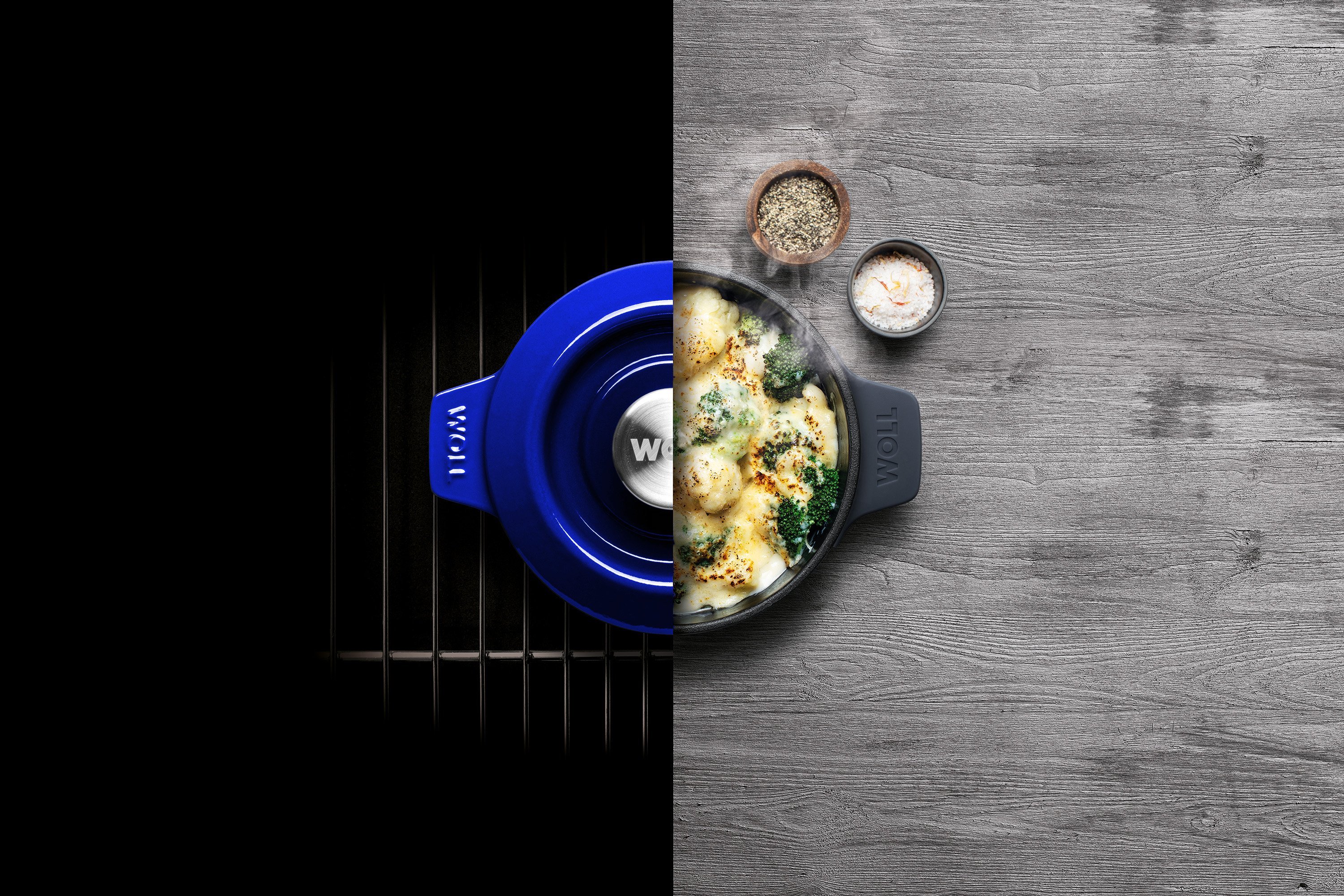 Der runde, blaue Iron Topf wird mit Deckel im Ofen verwendet und anschließend direkt mit den überbackenen Klößen auf den Tisch gestellt.