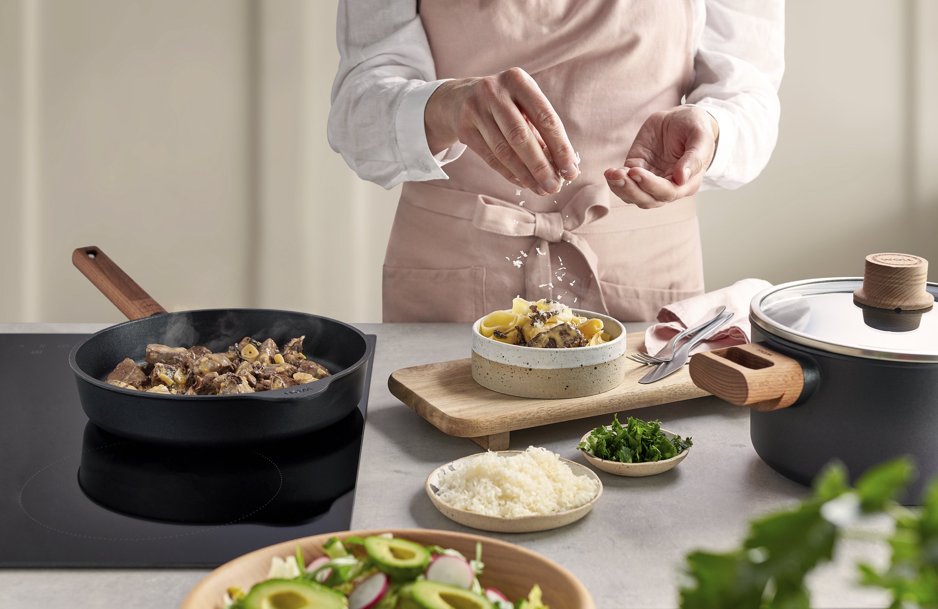 In einer runden Eco Logic QXR Pfanne werden Pilze angebraten und in einer Schüssel angerichtet.