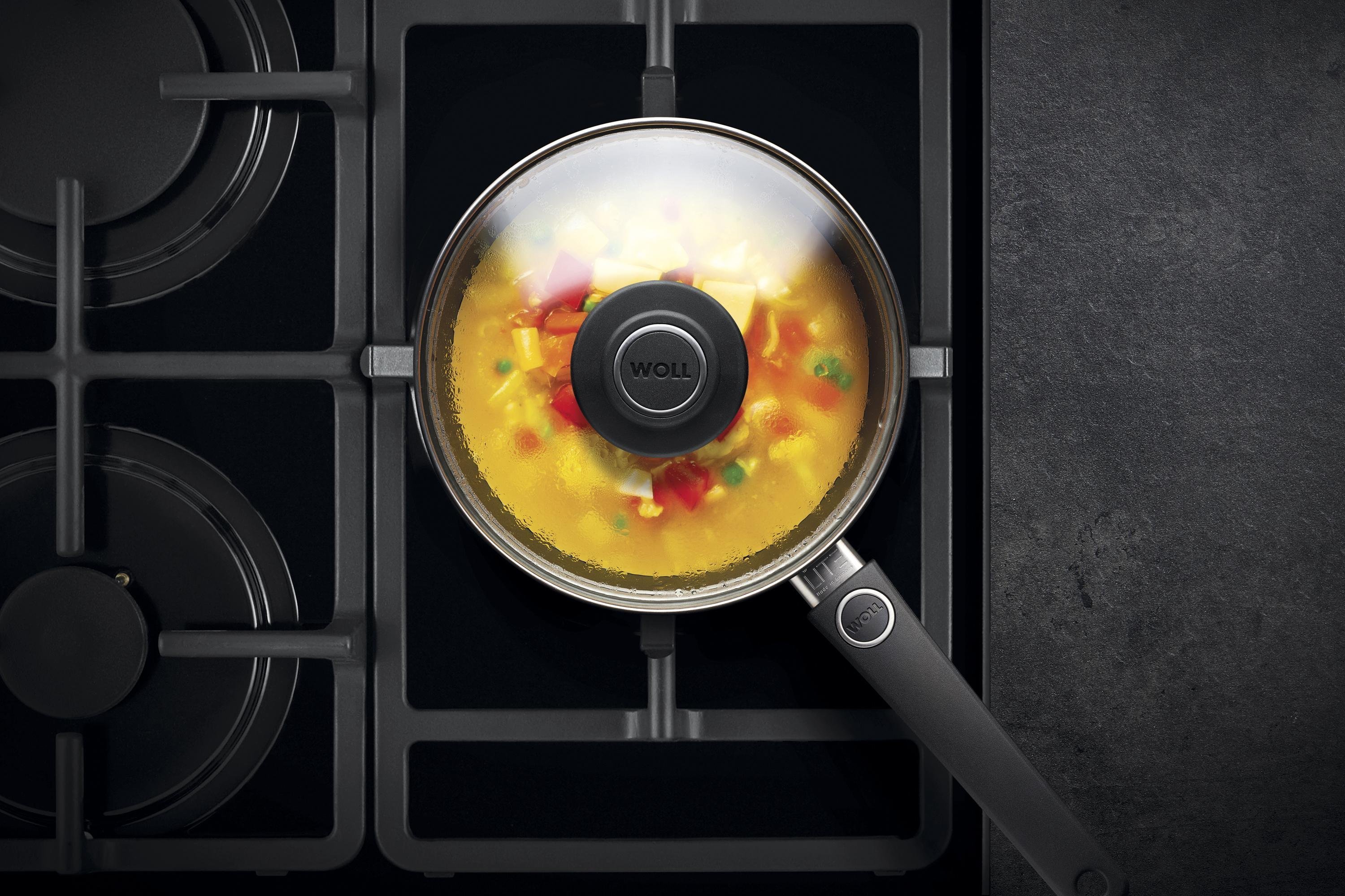 In einem runden Diamond Lite Stieltopf wird ein Gericht zubereitet. Am Glasdeckel hat sich Kondenswasser gebildet.