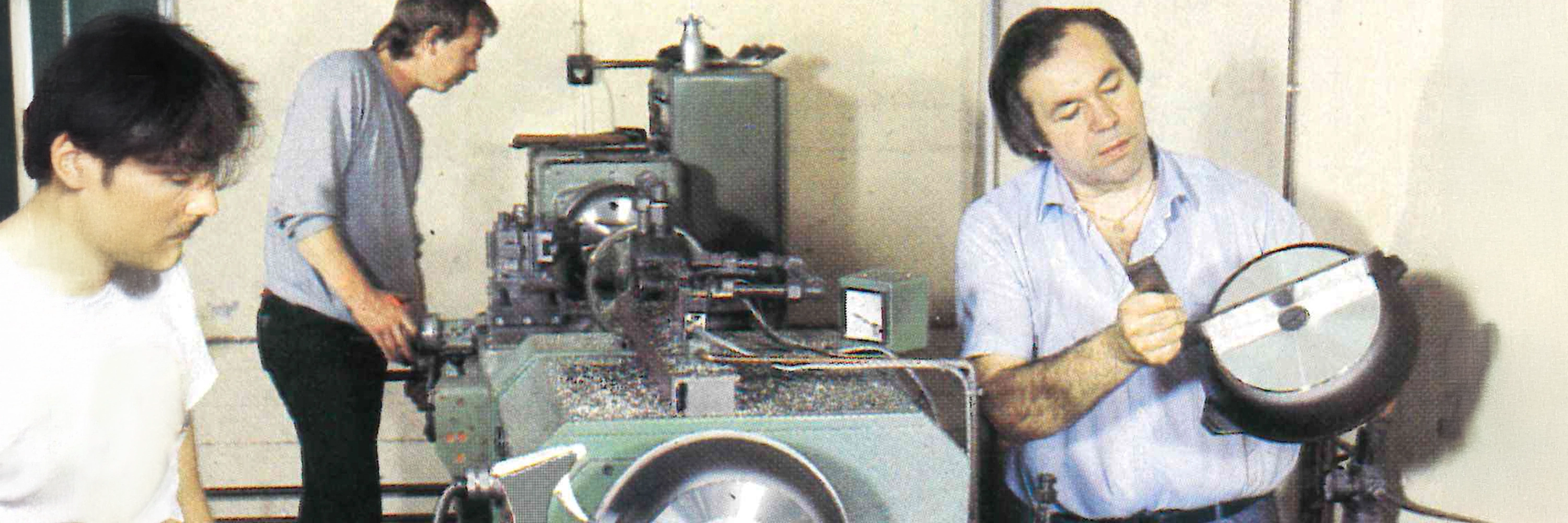 Norbert Woll kontrolliert den Pfannenboden.