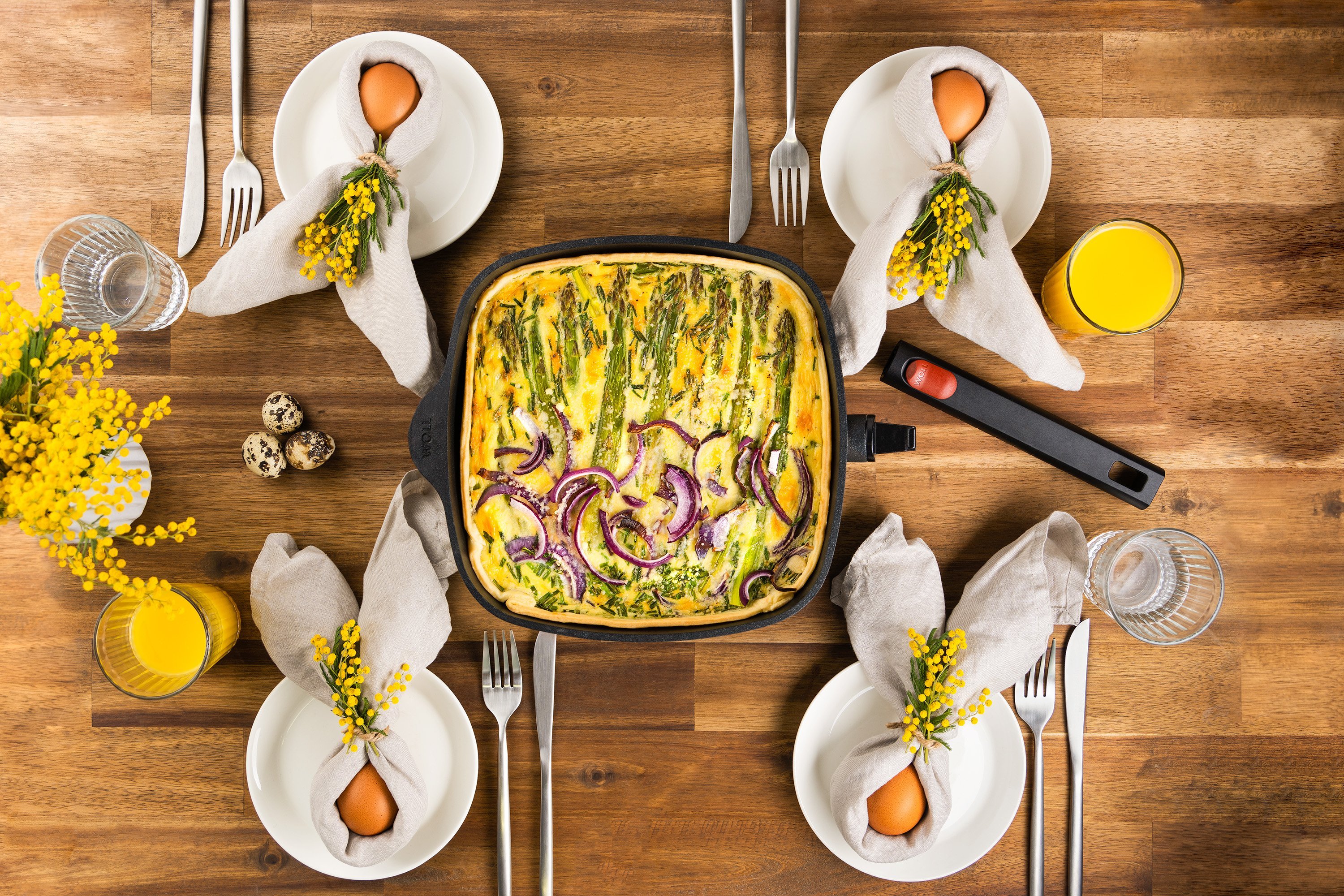 Auf dem Tisch steht eine viereckige Eco Logic QXR Pfanne, in dieser befindet sich eine Spargeltarte.