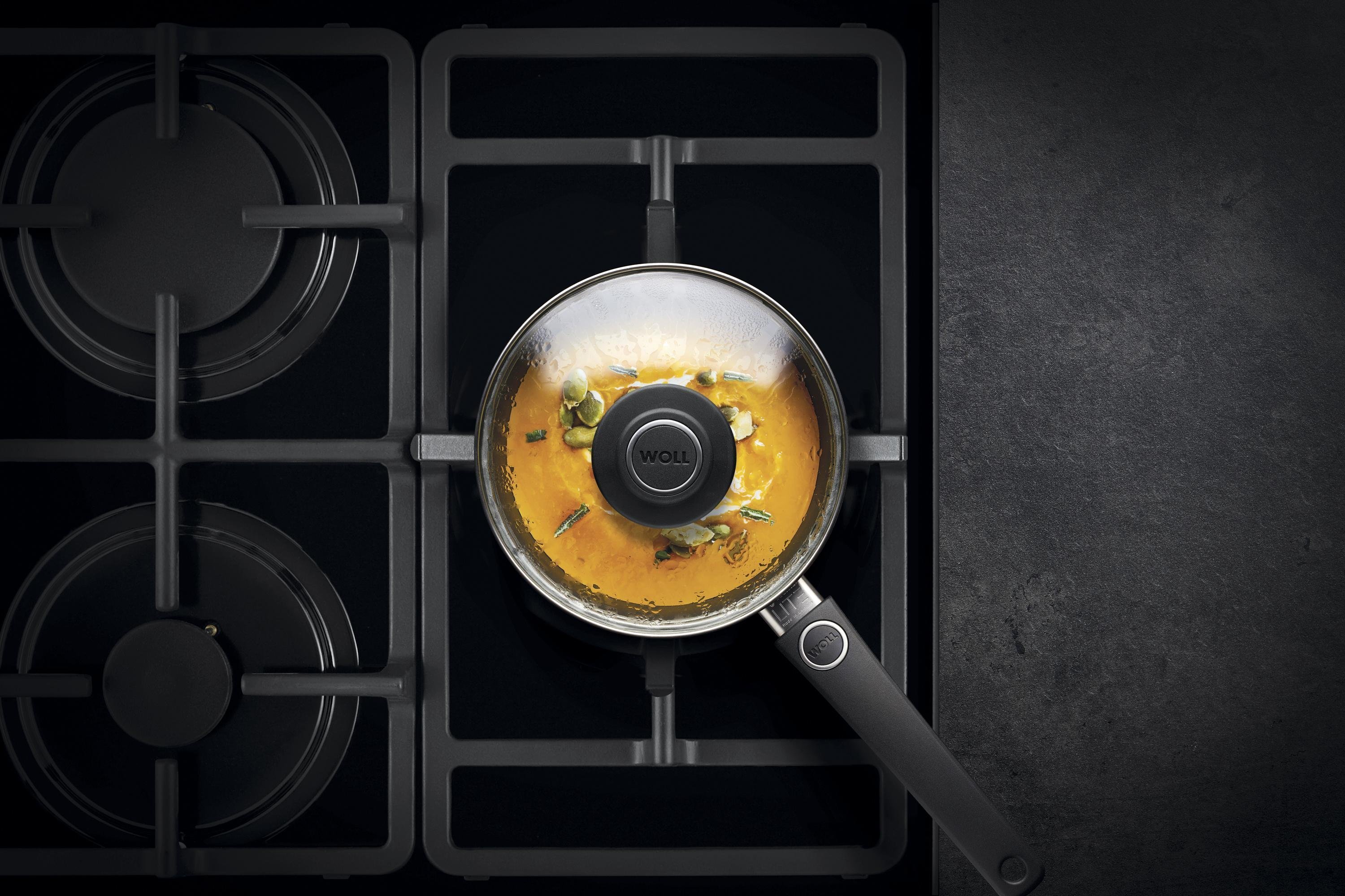 In einem runden Diamond Lite Stieltopf wird ein Gericht zubereitet. Am Glasdeckel hat sich Kondenswasser gebildet.