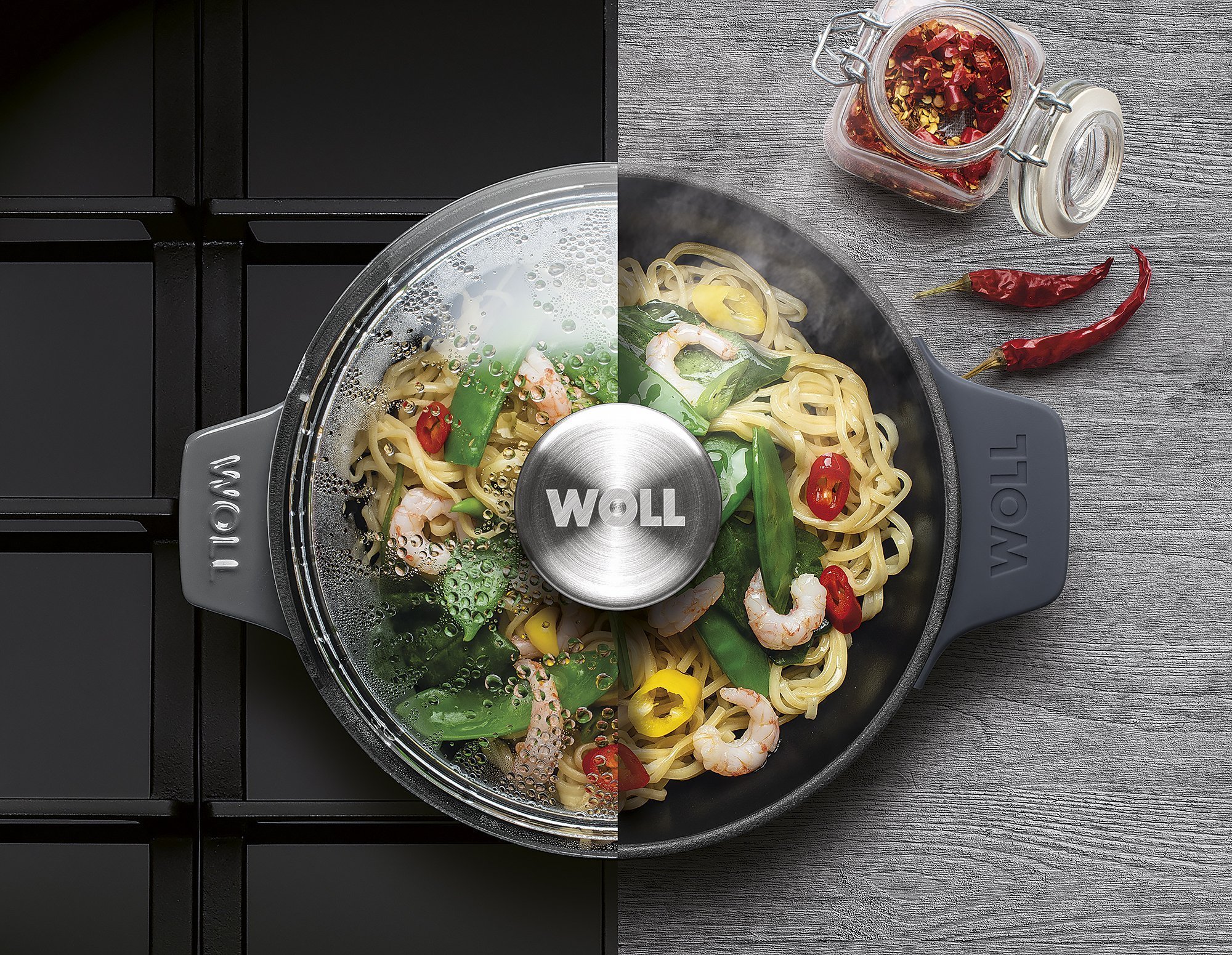 Die runde, graue Iron Servierpfanne mit Deckel steht auf dem Herd und kann anschließend mit dem fertigen Nudelgericht auf den Tisch gestellt werden.