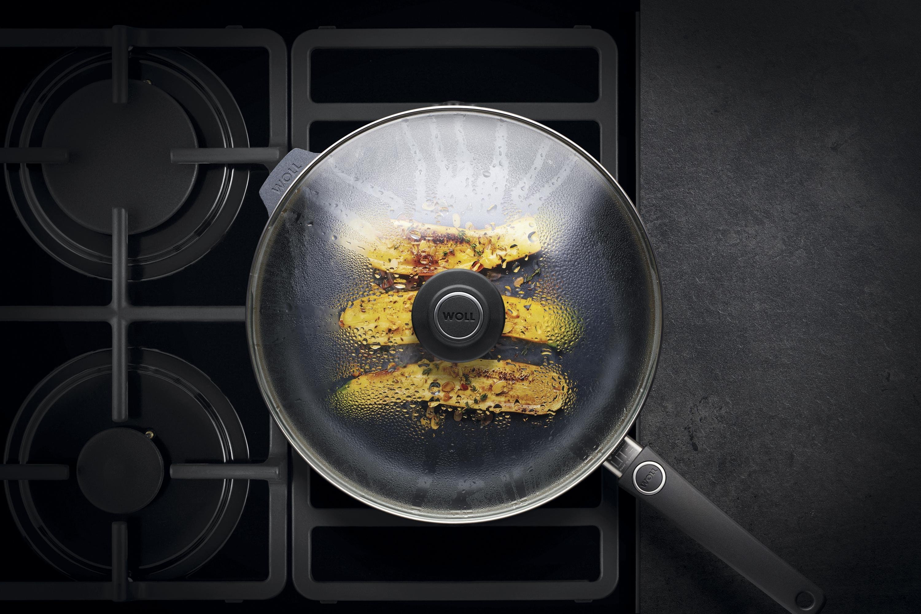 In einer runden Diamond Lite Pfanne wird ein Gericht zubereitet. Am Glasdeckel hat sich Kondenswasser gebildet.