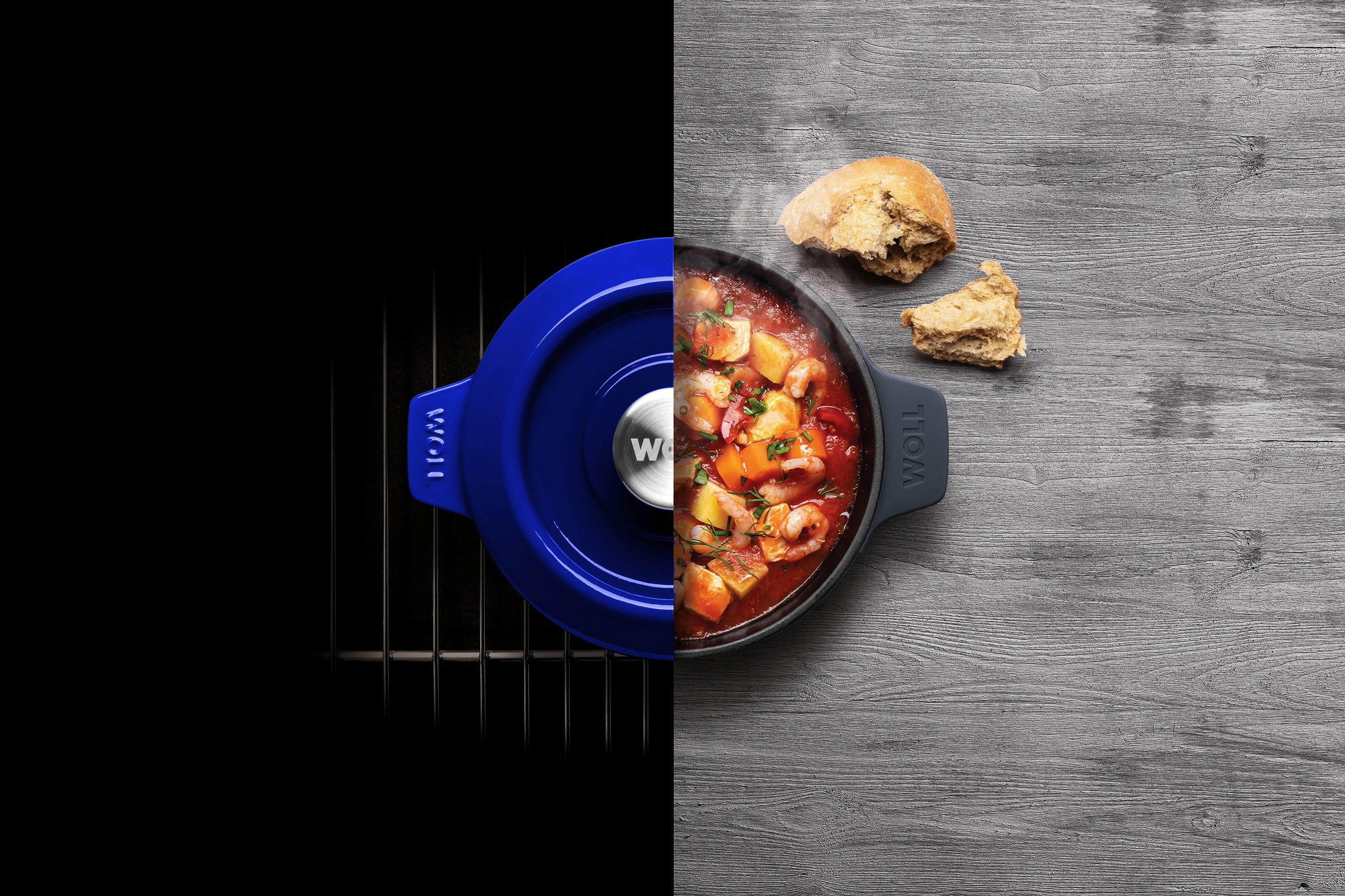 Der runde, blaue Iron Topf wird mit Deckel im Ofen verwendet und anschließend direkt mit dem Garnelentopf auf den Tisch gestellt.