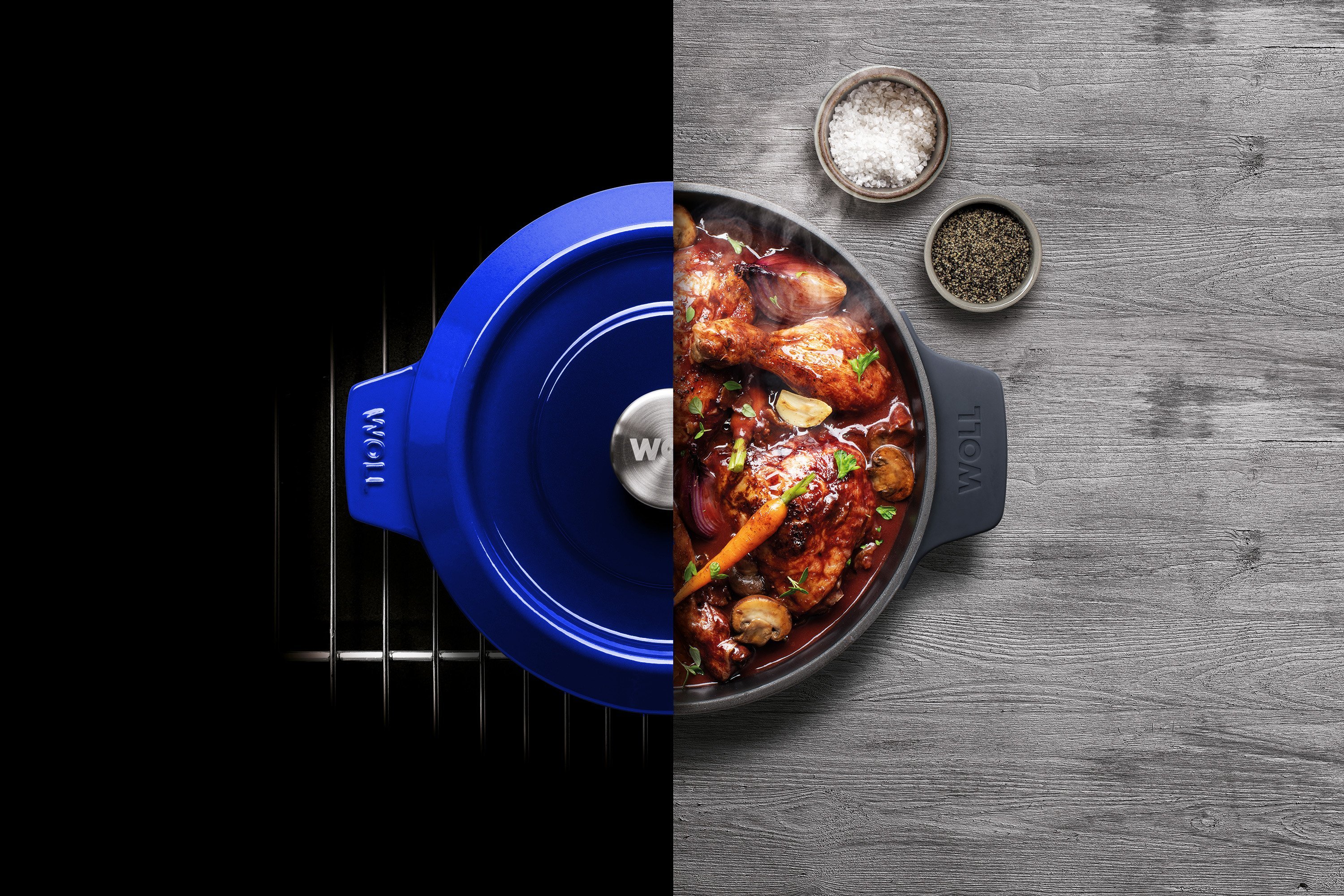 Der runde, blaue Iron Topf wird mit Deckel im Ofen verwendet und anschließend direkt mit dem Geflügelgericht auf den Tisch gestellt.