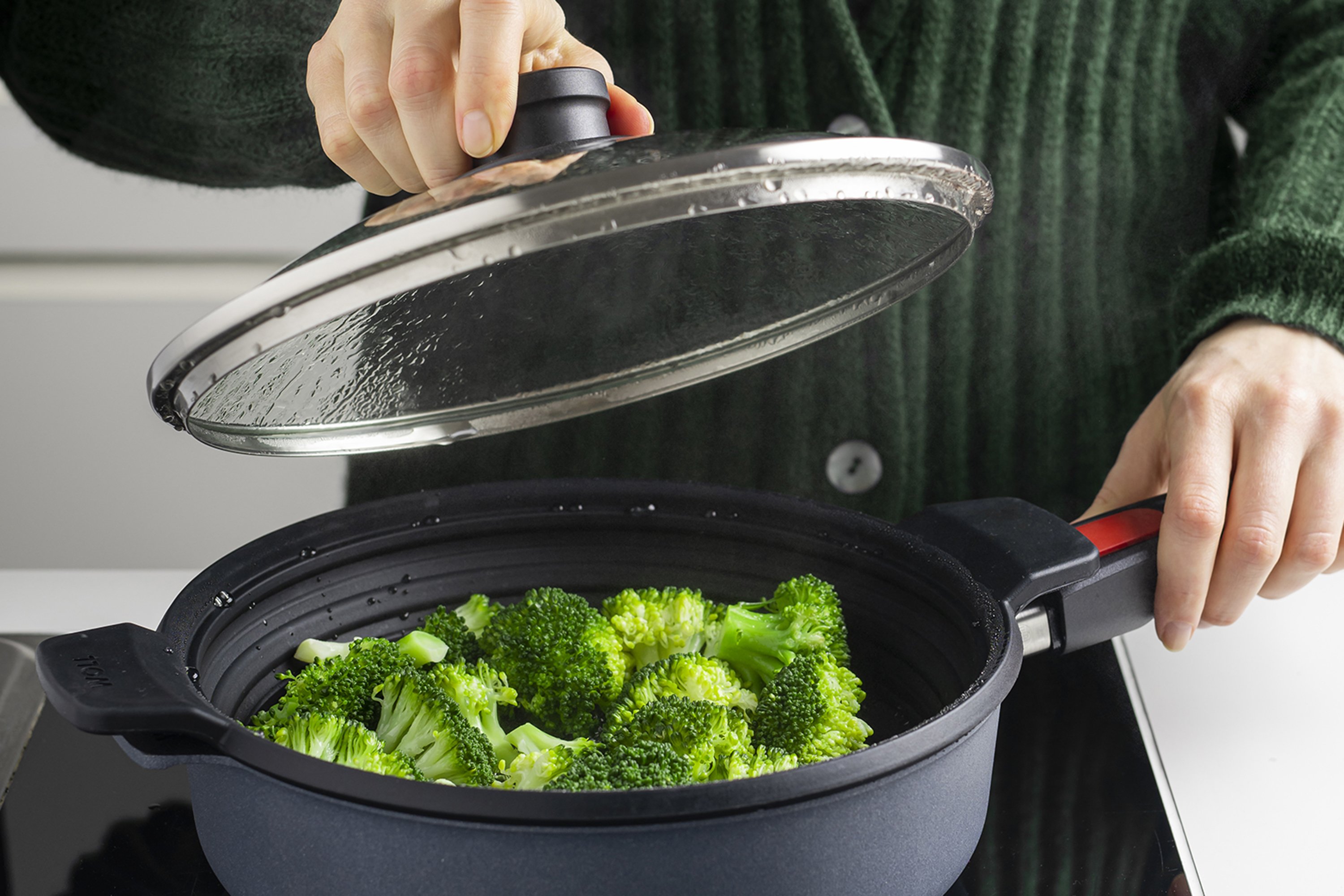 In der runden Diamond-Lite-Pfanne mit Steam-it-Multifunktionssilikoneinsatz wird der Brokkoli gedämpft.