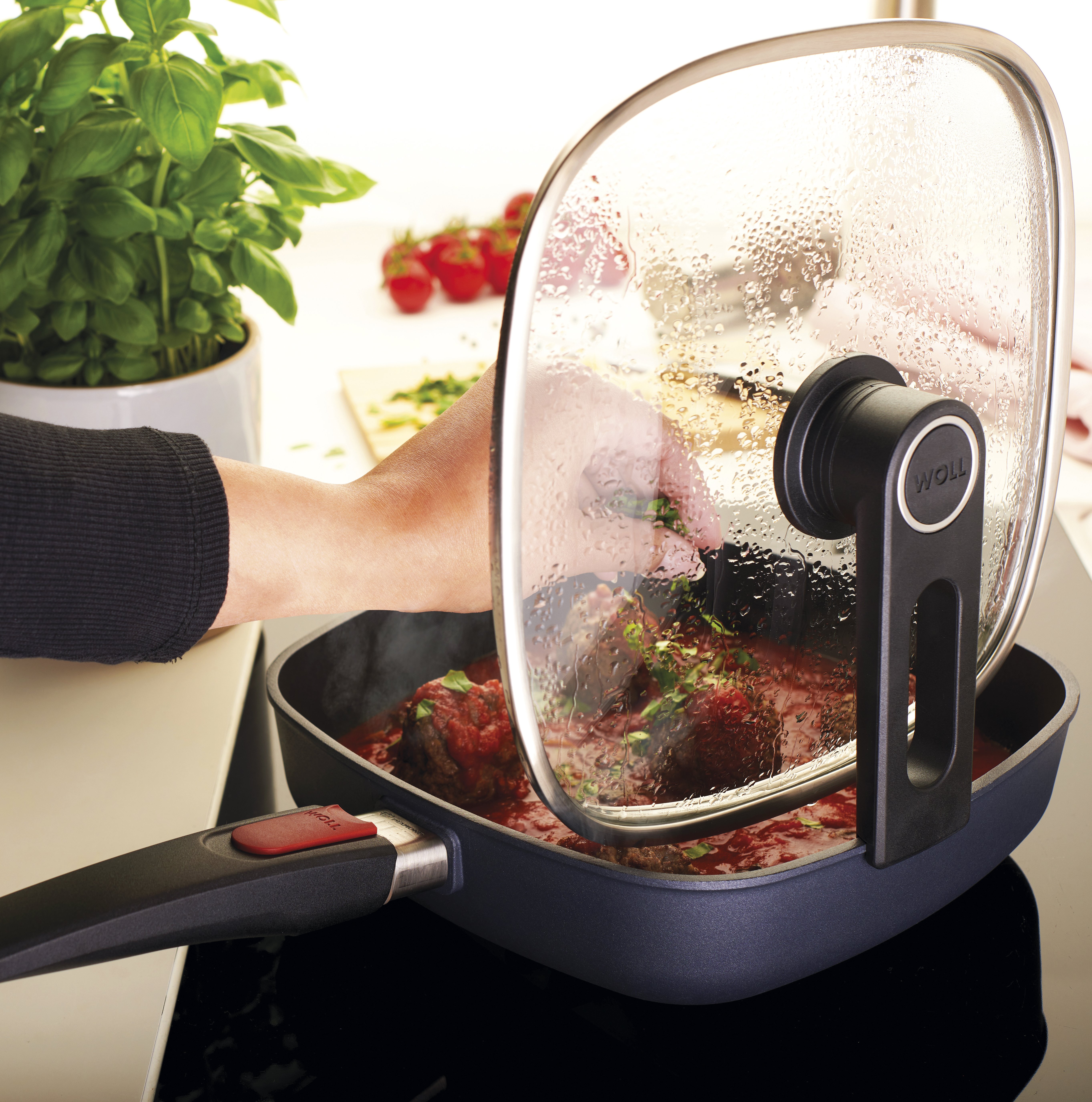 In einer viereckigen Diamond Lite Pfanne befindet sich Fleischbällchen in Tomatensoße. Der Smart Lid steht auf der Pfannenkante.