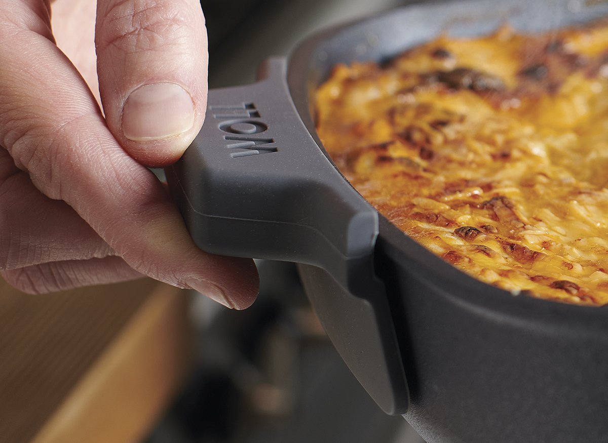 In einer Diamond-Lite-Viereckpfanne  befindet sich ein überbackenes, dampfendes Gericht. Ein aufgesetzter Silikongriff an der Pfanne schützt vor der Hitze.