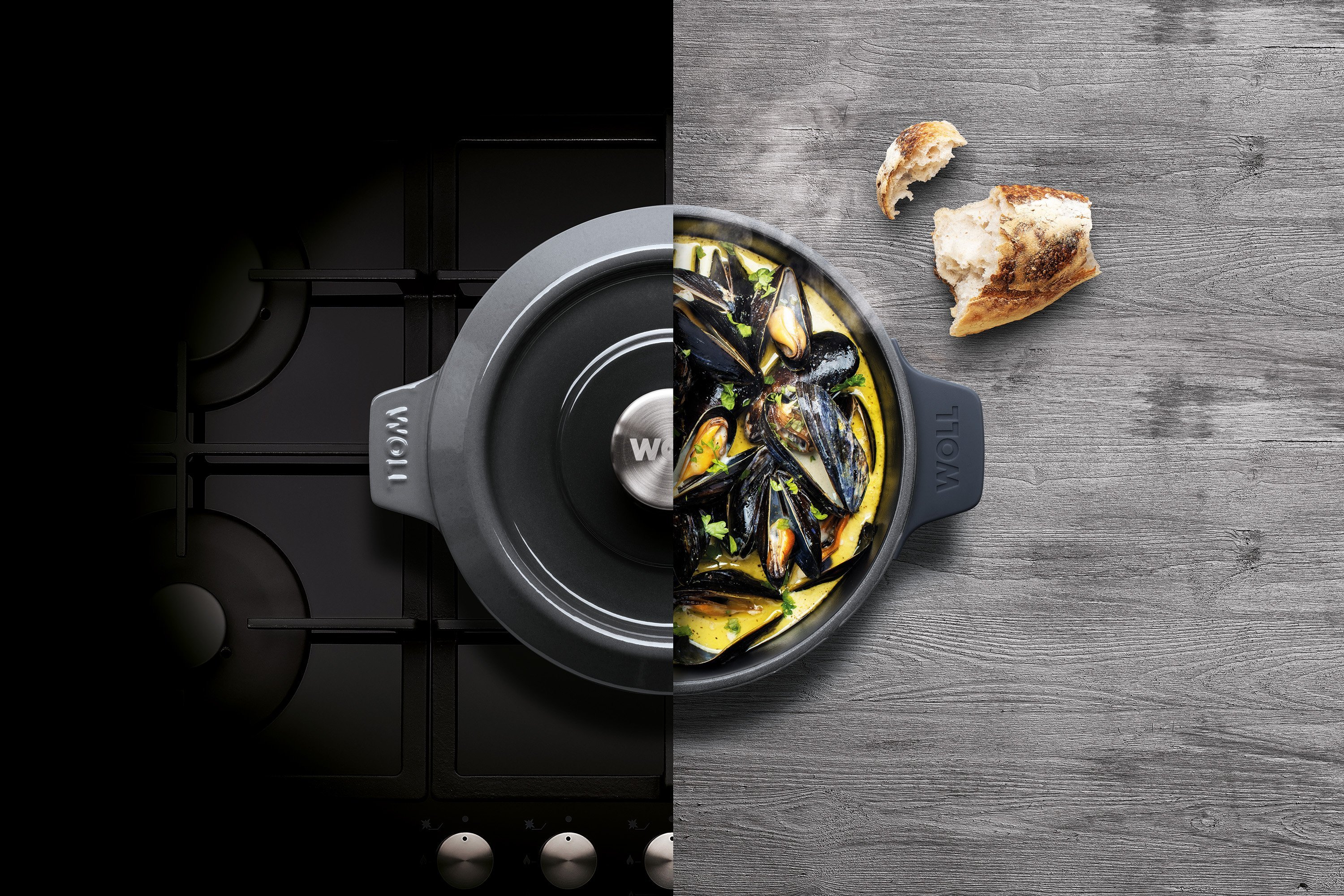Der runde, graue Iron Topf wird mit Deckel im Ofen verwendet und anschließend direkt mit dem Muschelgericht auf den Tisch gestellt.