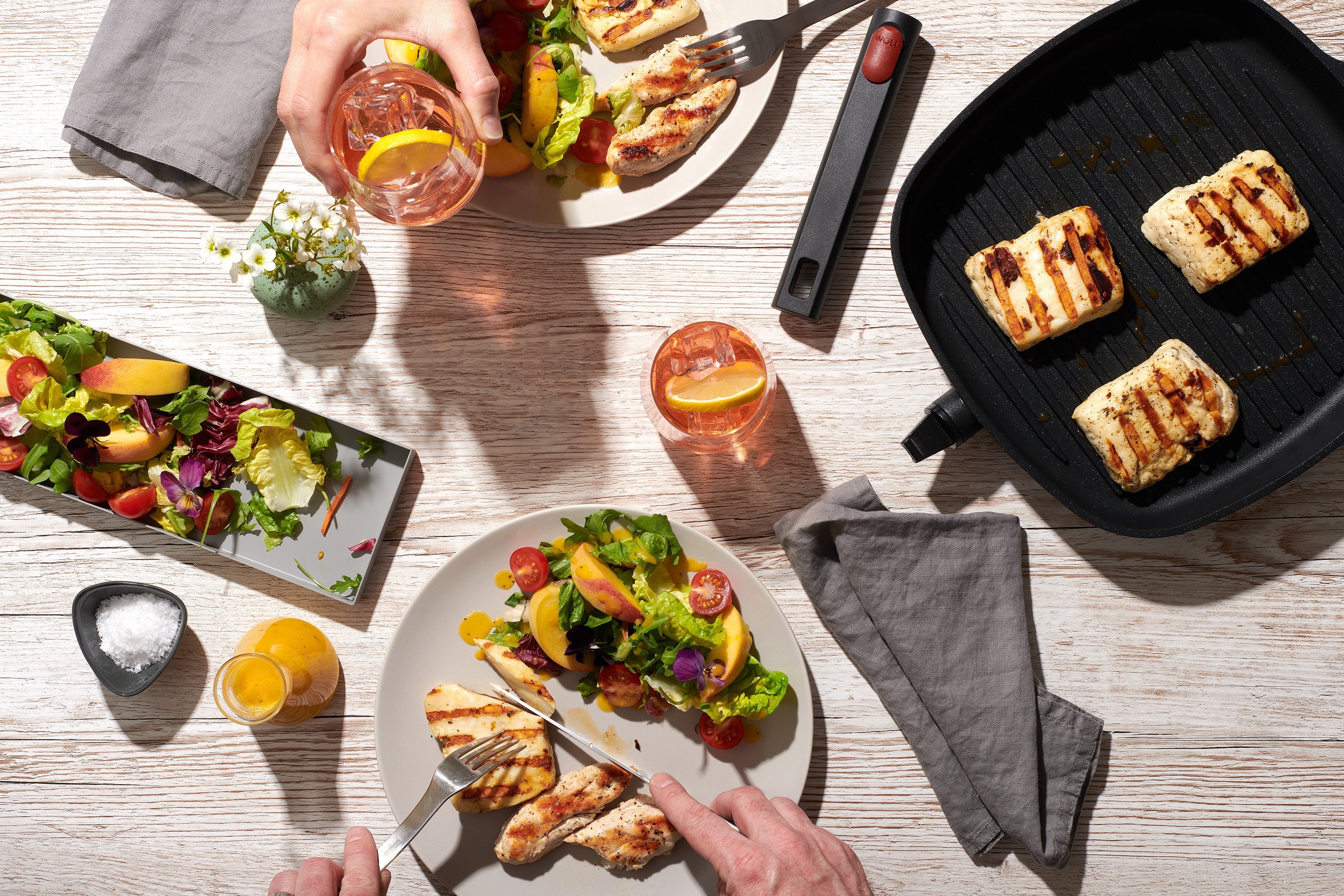 In einer viereckigen Logic XR Grillpfanne mit abgenommenem Stiel befindet sich angebratenes Fleisch. 