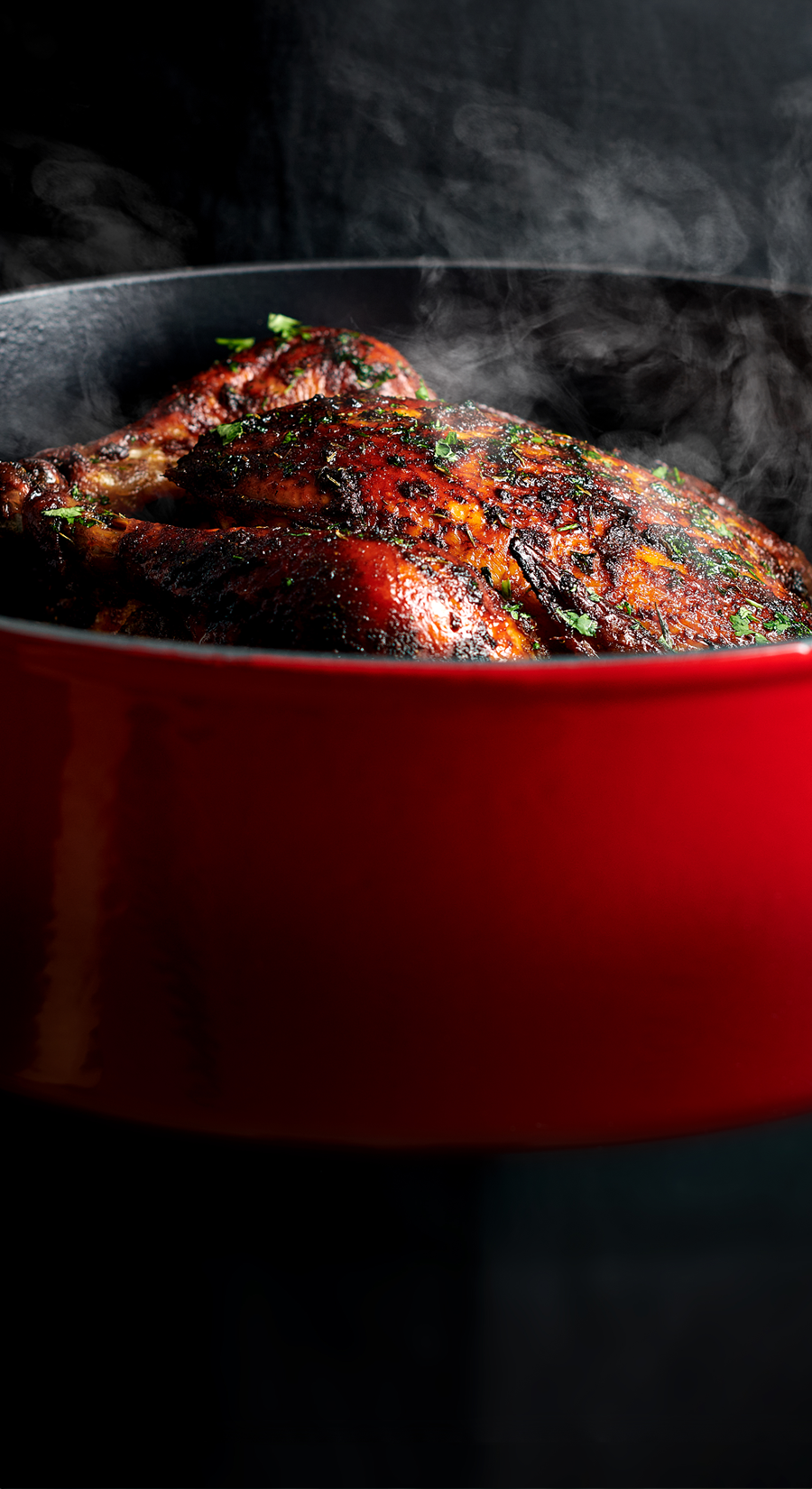 In einem heißen Gussbräter der Serie „Iron“ befindet sich dampfendes Geflügel.