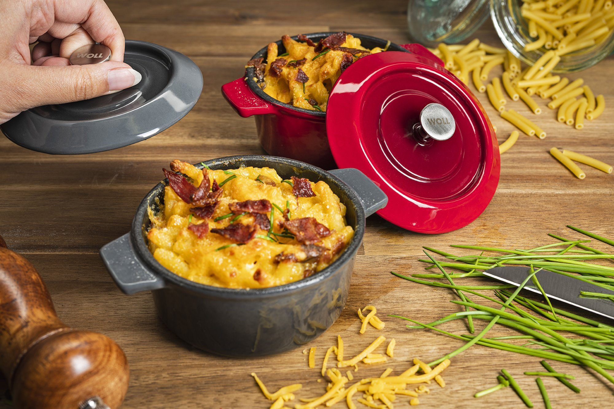 In zwei runden Iron-Mini-Kasserollen in den Farben Grau und Rot befindet sich Mac and Cheese.