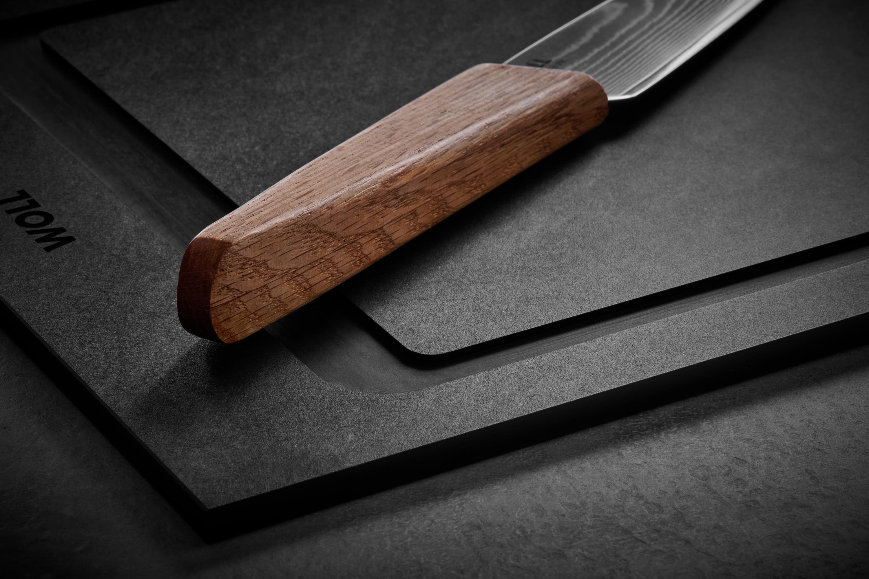 Ein Prime Edge Kochmesser Kompakt liegt auf einem Cut & Serve Schneidebrett. 