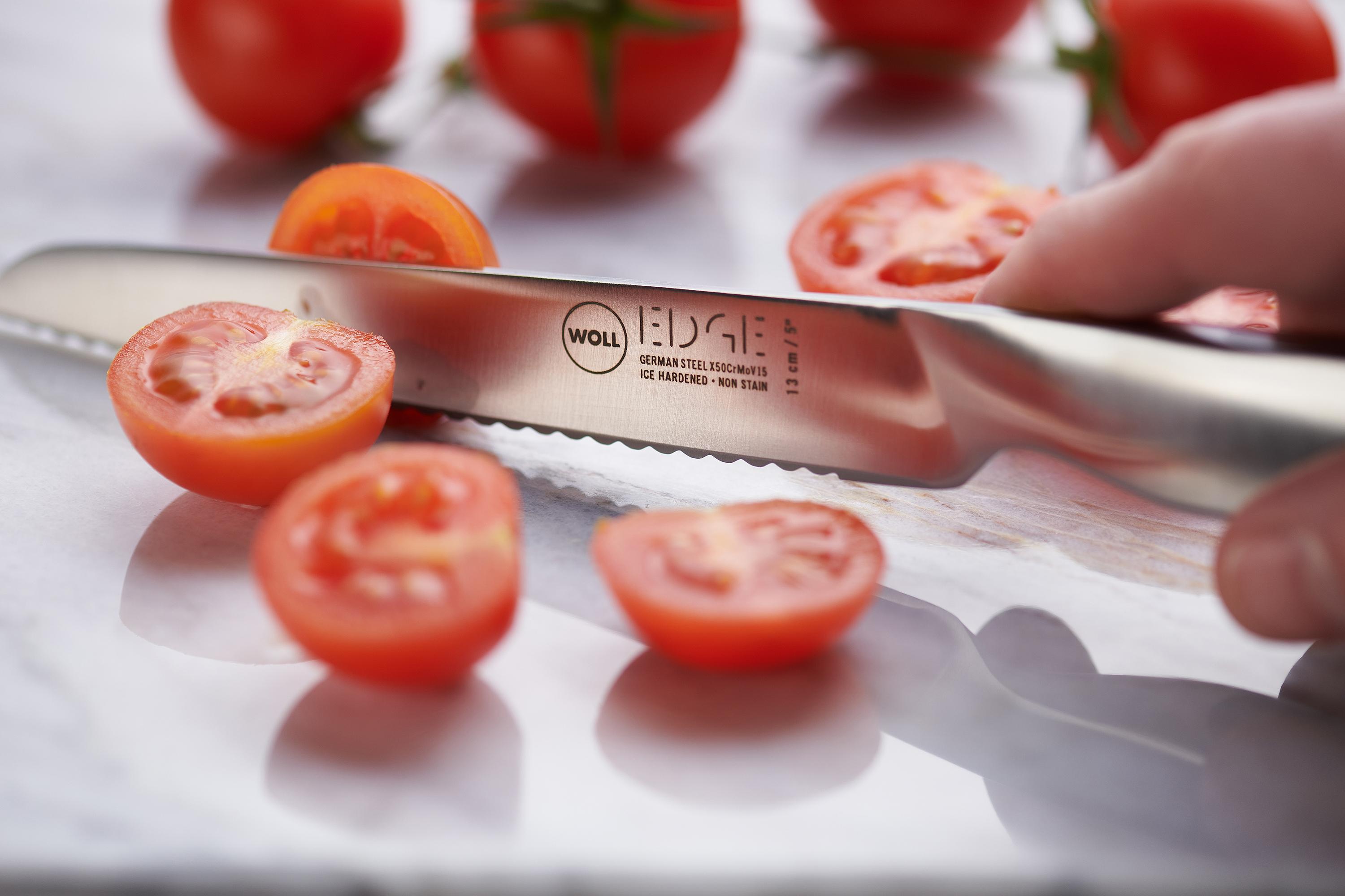 Mit dem Edge Universalmesser werden Cherrytomaten halbiert. 