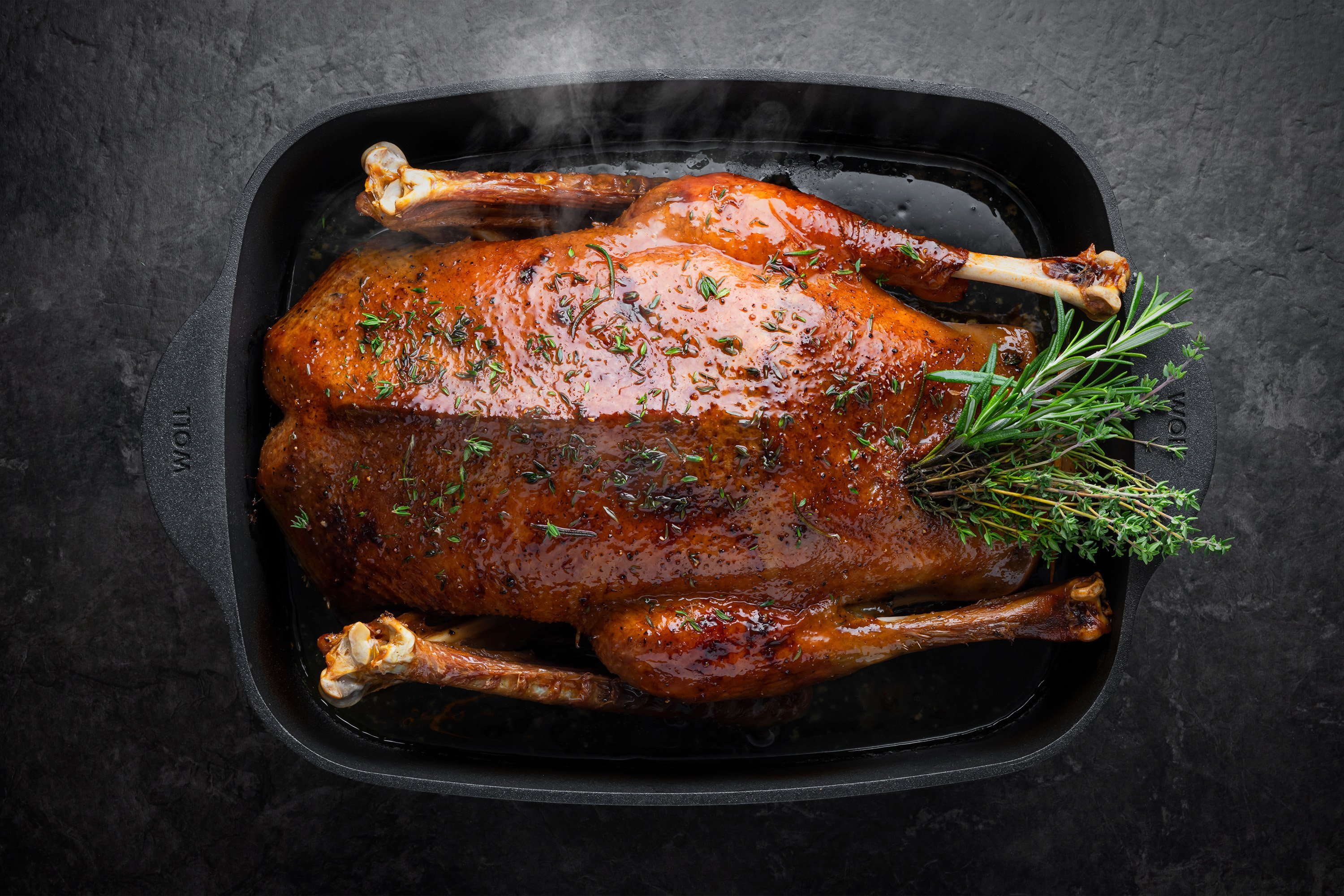 In einem rechteckigen Logic XR Bräter befindet sich gebackenes Geflügel. 